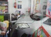 Mobil Suzuki Ertiga Seruduk Minimarket di Kawasan Puncak Bogor