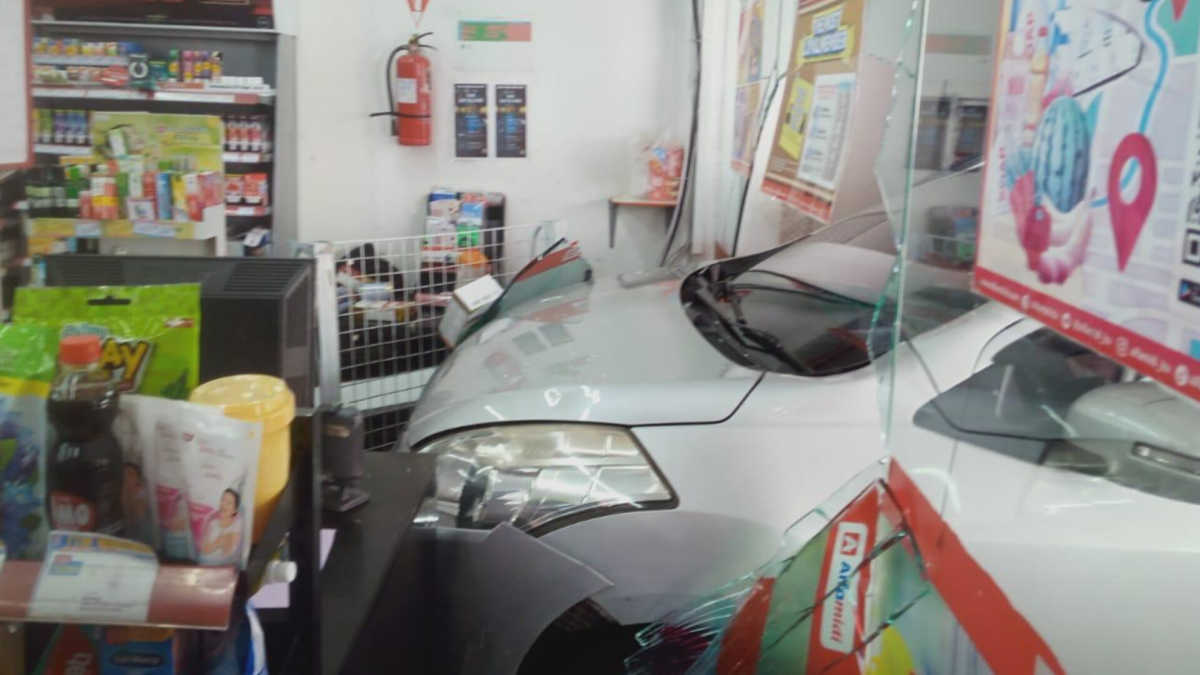 Mobil Suzuki Ertiga Seruduk Minimarket di Kawasan Puncak Bogor