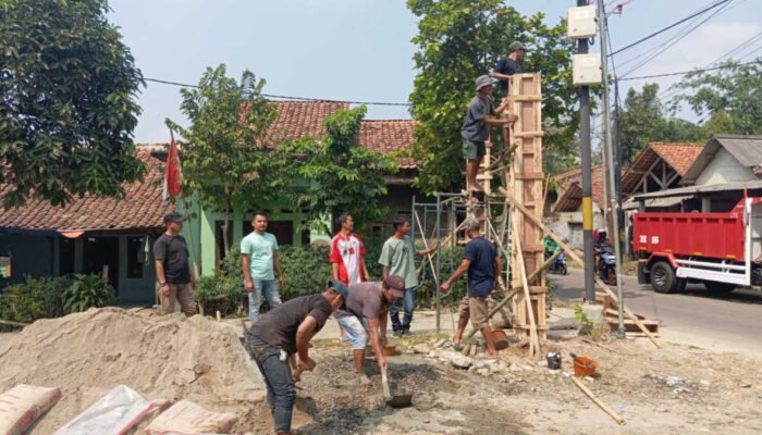 Jelang HUT RI ke-79, Warga Sindang Pala Gotong Royong Bangun Gapura
