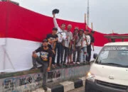Musisi Jalanan Lampu Merah Yasmin Bentangkan Bendera Sepanjang 28 Meter musisi