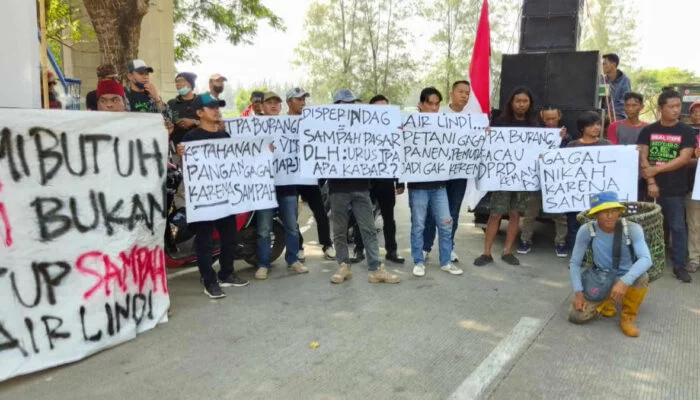 Prabu Peduli Lingkungan Gelar Aksi Demo di Pemkab Bekasi Terkait Sampah Pasar