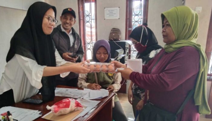 Pemdes Bunar Salurkan Telur dan Daging Ayam Untuk 119 Keluarga Rawan Stunting