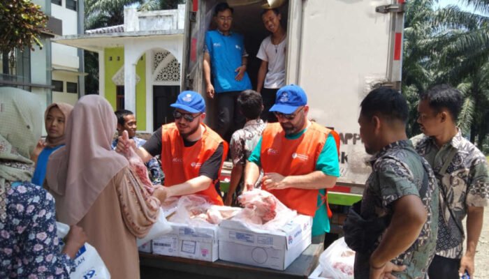 Asyik, Warga Cigudeg Dapat Pembagian Daging Kambing Australia