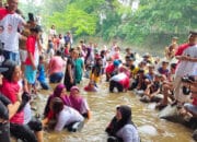 Meriah Kampanye Ready, Puluhan Emak-emak Tangkap Ikan di Sungai Ciliwung