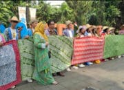 Pecahkan Original Rekor Indonesia, 2050 Orang Bentangkan Kain Batik 4,1 Km Diseputar KRB