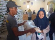 Desa Cibalung Bagikan Beras Gratis, Kades: Semoga Program Ini Terus Dilanjutkan