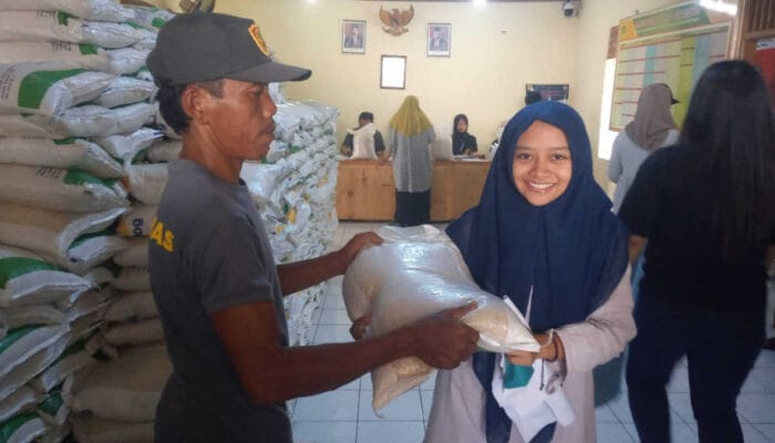 Desa Cibalung Bagikan Beras Gratis, Kades: Semoga Program Ini Terus Dilanjutkan