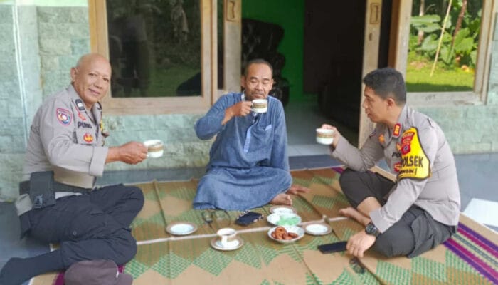 Ciptakan Suasana kondusif, Kapolsek Caringin Silaturahmi dengan Tokoh Cimande