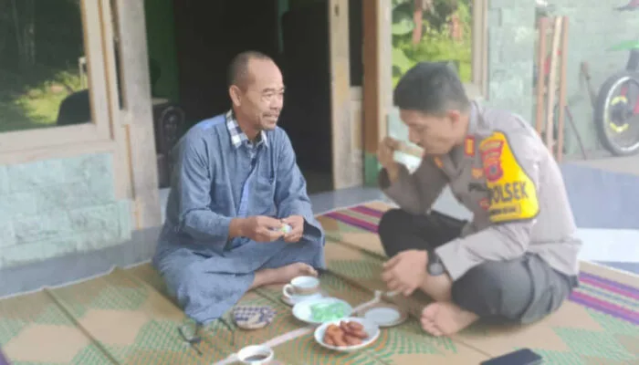 Ciptakan Suasana kondusif, Kapolsek Caringin Silaturahmi dengan Tokoh Cimande