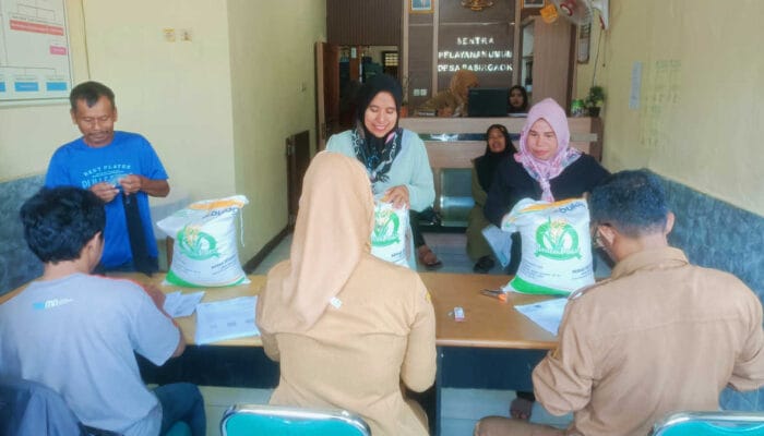 Asyik! 950 Warga Desa Pasirgaok Dapat Beras Gratis