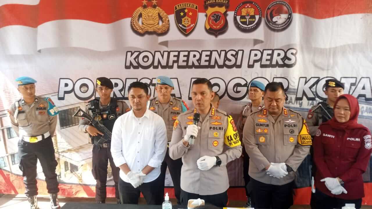 Konferensi pers penangkapan pelaku premanisme di Pasar Merdeka oleh Polresta Bogor Kota, Senin (7/10).