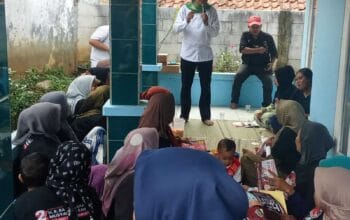 Calon Wakil Bupati Bogor 2024-2029 Door to Door Datangi Warga Caringin Calon Wakil Bupati Bogor, Kang Mus saat mengunjungi warga secara langsung dari pintu ke pintu.