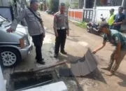 Polsek Ciomas Tindaklanjuti Video Viral Pencurian Besi Gorong-gorong di Perumahan Ciomas Hills Tim Polsek Ciomas yang dipimpin oleh AKP Arif Sarkoni bersama anggota Reskrim dan Bhabinkamtibmas saat melakukan pemeriksaan di TKP pencurian besi penutup gorong-gorong.