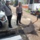 Tim Polsek Ciomas yang dipimpin oleh AKP Arif Sarkoni bersama anggota Reskrim dan Bhabinkamtibmas saat melakukan pemeriksaan di TKP pencurian besi penutup gorong-gorong.