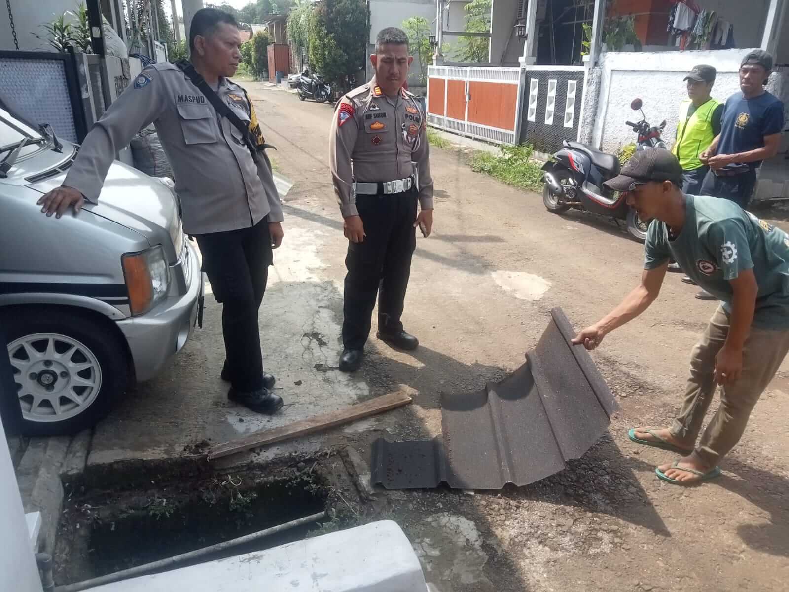 Tim Polsek Ciomas yang dipimpin oleh AKP Arif Sarkoni bersama anggota Reskrim dan Bhabinkamtibmas saat melakukan pemeriksaan di TKP pencurian besi penutup gorong-gorong.