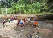Puluhan Warga Desa Kalong Liud Nanggung Bersihkan Irigasi
