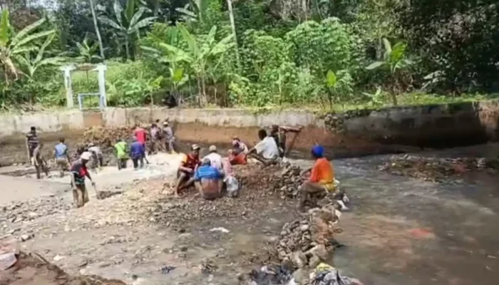 Puluhan Warga Desa Kalong Liud Nanggung Bersihkan Irigasi