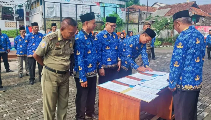 kepala desa.