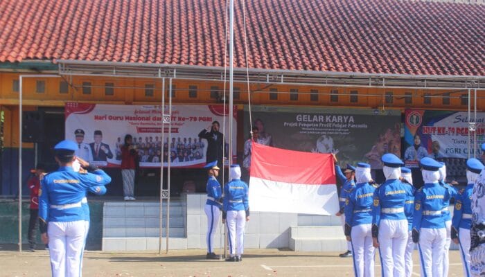 Upacara Hari Guru di Kecamatan Rancabungur Dimeriahkan Lengser dan Tarian Adat Hari Guru.