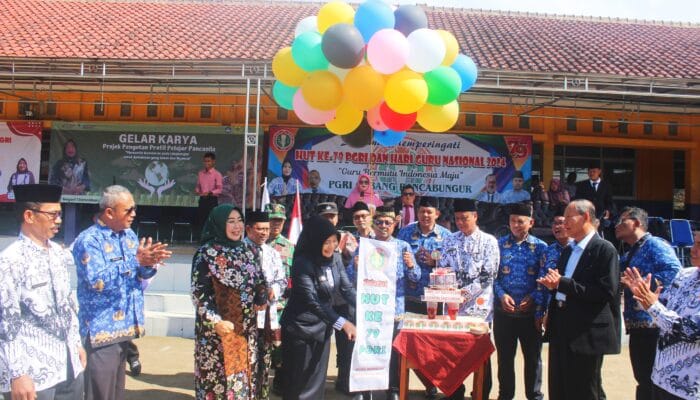 Upacara Hari Guru di Kecamatan Rancabungur Dimeriahkan Lengser dan Tarian Adat hari guru