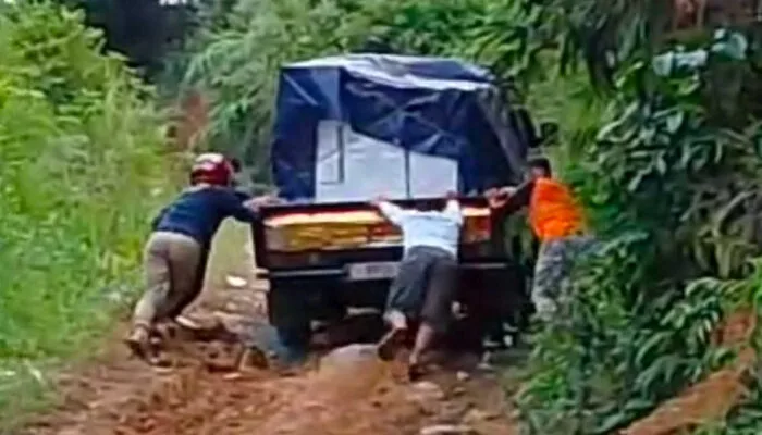 Distribusi Logistik Pilkada di Desa Banyuasih Cigudeg Melintasi Jalan Licin dan Terjal