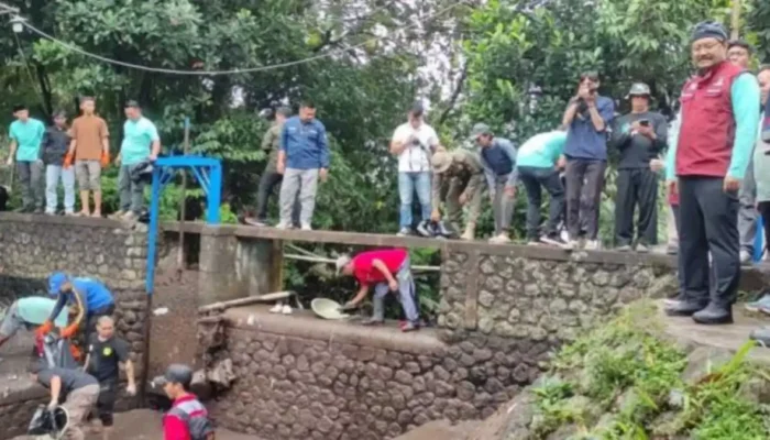 Mensos Bareng Komeng Bersihkan Kali Cikole Pagelaran Ciomas Kabupaten Bogor