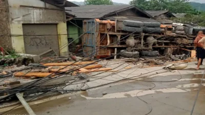 Diduga Alami Rem Blong, Truk Tabrak Kios dan Pangkalan Ojek di Cigudeg