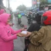 Polsek Rancabungur dan Bhayangkari Ranting Bagikan Takjil Kepada Pengguna Jalan