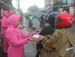 Polsek Rancabungur dan Bhayangkari Ranting Bagikan Takjil Kepada Pengguna Jalan