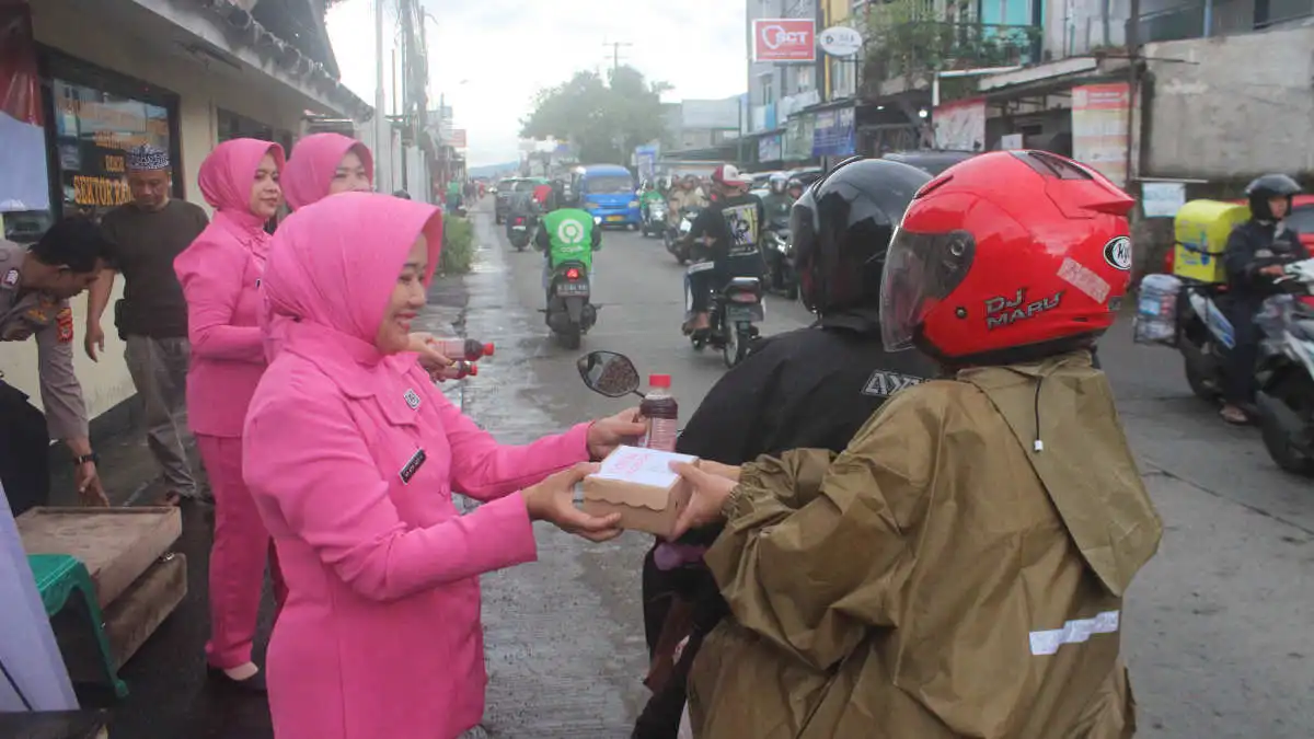 Polsek Rancabungur dan Bhayangkari Ranting Bagikan Takjil Kepada Pengguna Jalan