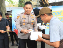 Polres Bogor Bagikan Takjil dan Stiker Mudik Aman Keluarga Nyaman