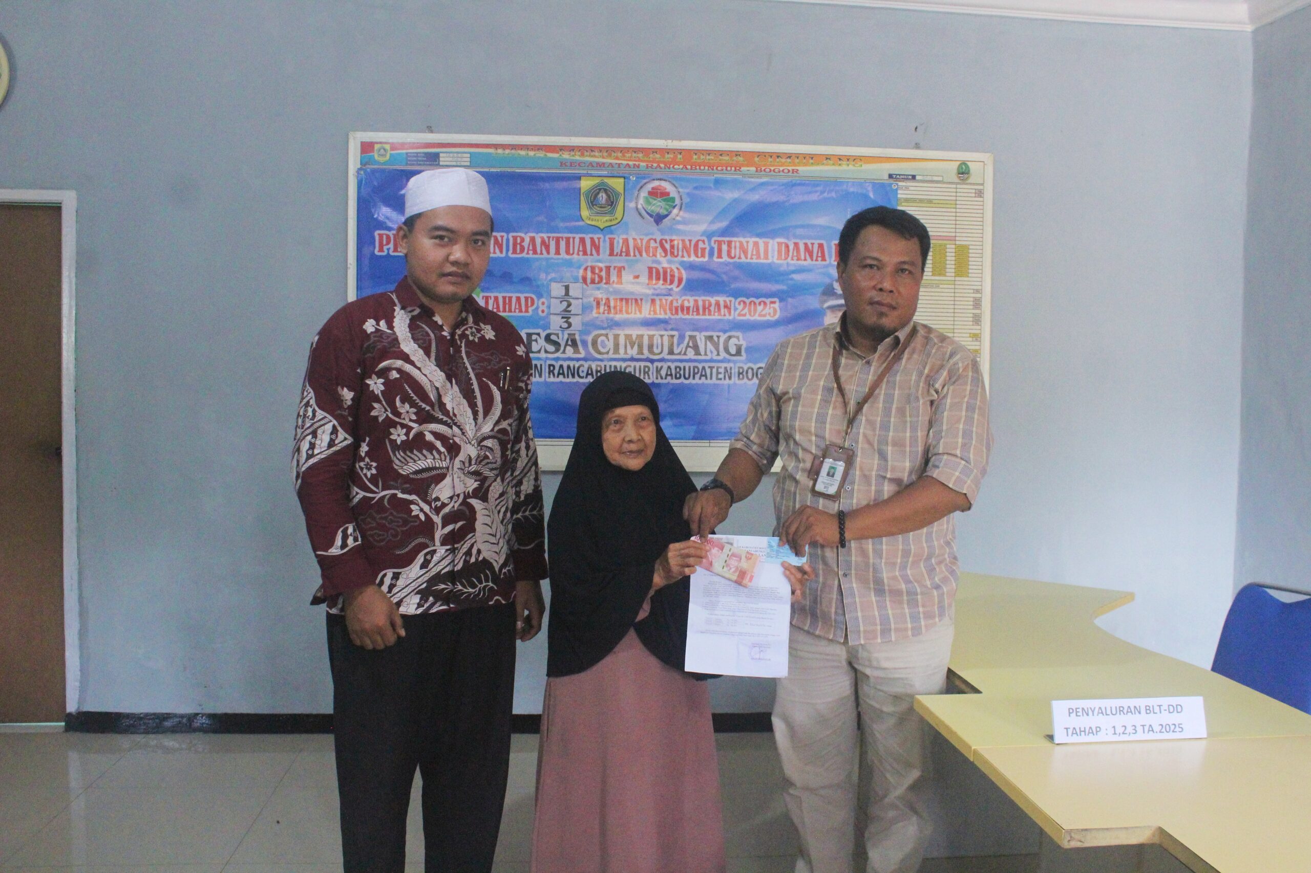 Jelang Lebaran, Pemdes Cimulang Salurkan BLT Dana Desa Tahap 1, 2, dan 3