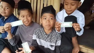 Bagikan 120 Paket Sembako, Daya Putra Bangsa Tutup Ramadan Gembira Bagikan 120 Paket Sembako, Daya Putra Bangsa Tutup Ramadan Gembira