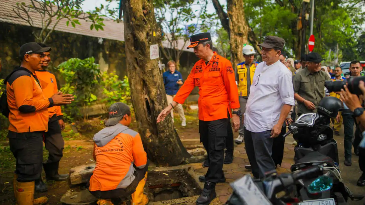 Banjir di Jalan Malabar Akibat Suluran Air Tersumbat Sampah dan Tertutup Bangunan