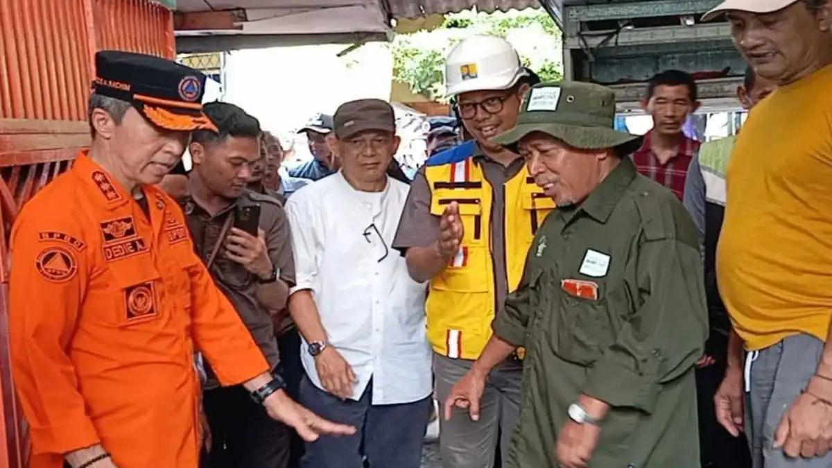 Banjir di Jalan Malabar Akibat Suluran Air Tersumbat Sampah dan Tertutup Bangunan