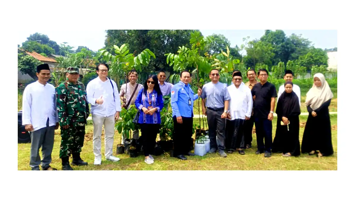 Penyuluh Agama Kristen di Bekasi Tanam Pohon di Area Pondok Pesantren Nurul Huda