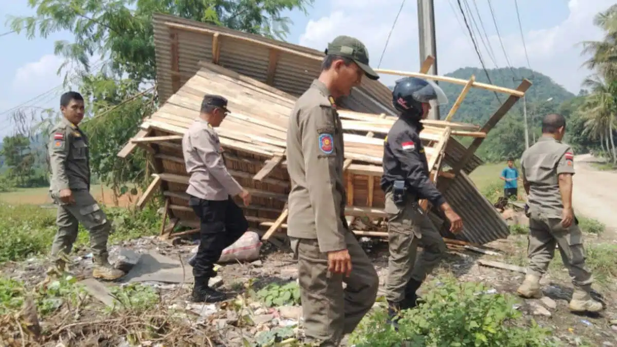 Satgas Premanisme Kecamatan Cigudeg Bongkar 6 Saung diduga Lokasi Pungli