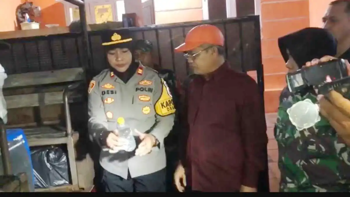 Aparat Gabungan Polsek Dramaga Gerebek Rumah Diduga Gudang Miras Jenis Ciu dan Arak Bali
