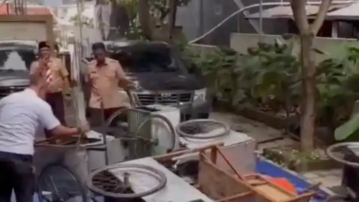 Camat Bogor Timur Sebut Penertiban dan Pemusnahan Gerobak PKL Atas Arahan Wali Kota Camat Bogor Timur Sebut Penertiban dan Pemusnahan Gerobak PKL Atas Arahan Wali Kota