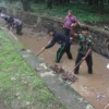 Bulan Bakti Gotong Royong Masyarakat, Pemdes Cimulang Bersihkan Aliran Irigasi Sungai