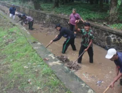 Bulan Bakti Gotong Royong Masyarakat, Pemdes Cimulang Bersihkan Aliran Irigasi Sungai