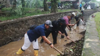 Bulan Bakti Gotong Royong Masyarakat, Pemdes Cimulang Bersihkan Aliran Irigasi Sungai