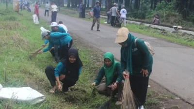 Bulan Bakti Gotong Royong Masyarakat, Pemdes Cimulang Bersihkan Aliran Irigasi Sungai