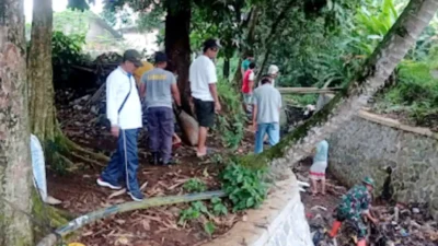 Pemdes Sukamakmur Ciomas Kompak Bersihkan Lingkungan