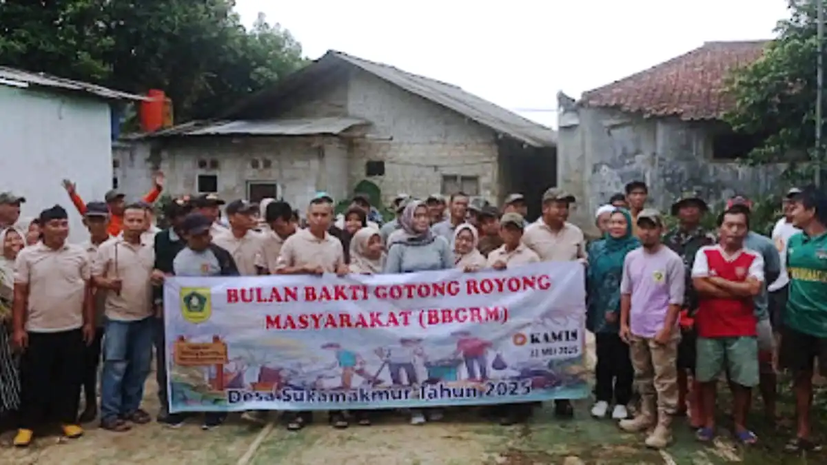 Pemdes Sukamakmur Ciomas Kompak Bersihkan Lingkungan