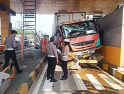 Diduga Rem Blong Truk Tabrak 2 Mobil di Tol Ciawi