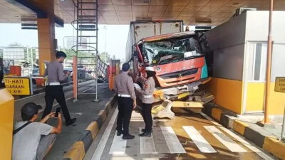 Diduga Rem Blong Truk Tabrak 2 Mobil di Tol Ciawi