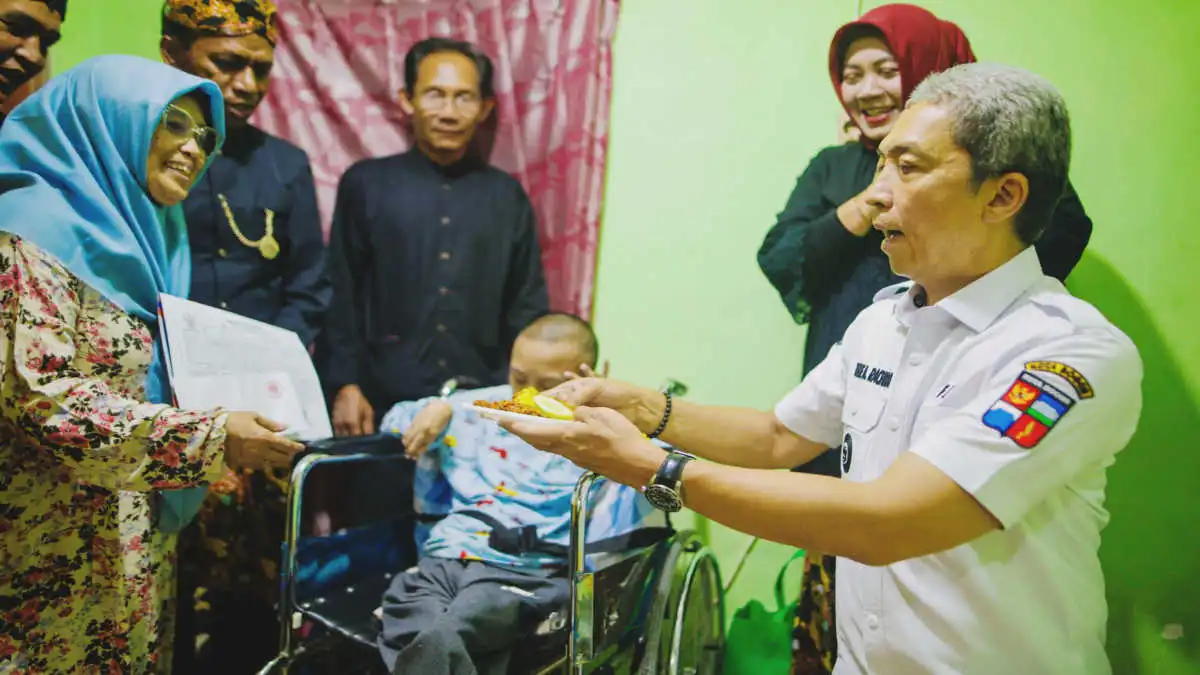 Dedie Rachim Dampingi Perekaman KTP-el Warga Difabel di Kelurahan Babakan