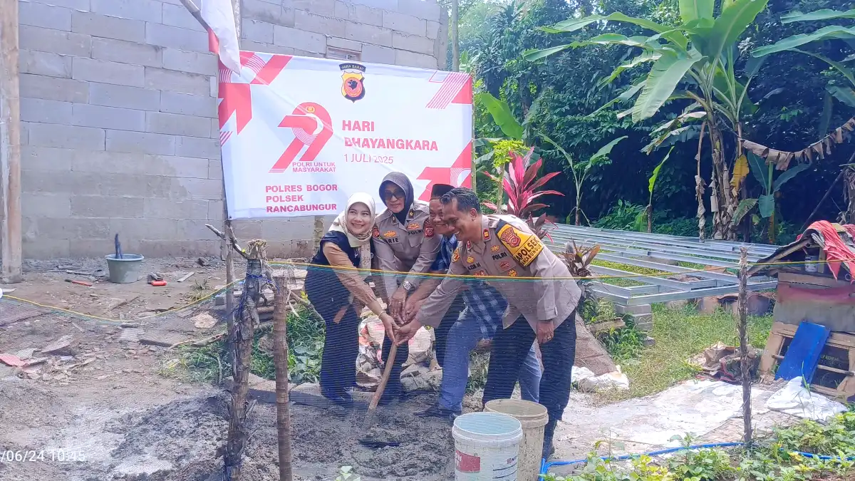 Polres Bogor Salurkan Bantuan Atap Spandek Untuk Korban Angin Puting Beliung di Mekarsari
