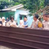 Polres Bogor Salurkan Bantuan Atap Spandek Untuk Korban Angin Puting Beliung di Mekarsari